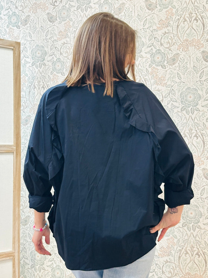 Blusa blu leggera con dettaglio volant ai lati, sia avanti che dietro. Blusa over. 