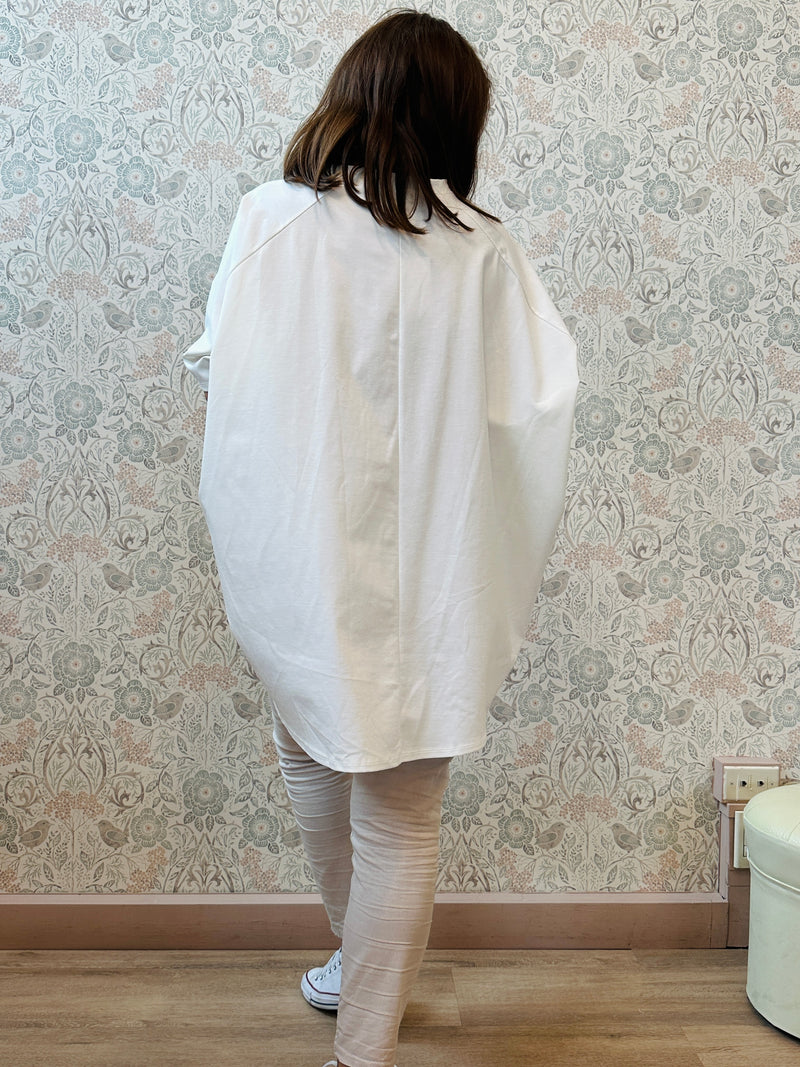 Blusa manica corta e scollo tondo, taglio a palloncino e vestibilità ampissima. Perfetta anche per taglie curvy.