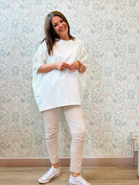Blusa manica corta e scollo tondo, taglio a palloncino e vestibilità ampissima. Perfetta anche per taglie curvy.