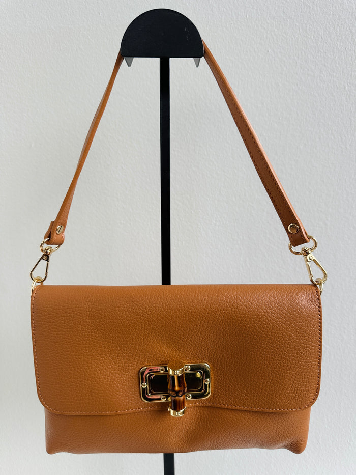 Borsa 100% pelle fiorentina con manico removibile in pelle e tracolla in catena dorata sottile removibile. Tasca interna e chiusura con gancio in corno.