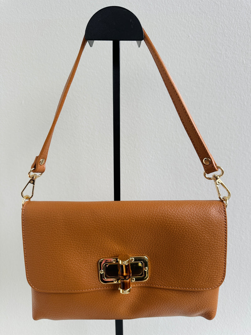 Borsa 100% pelle fiorentina con manico removibile in pelle e tracolla in catena dorata sottile removibile. Tasca interna e chiusura con gancio in corno.