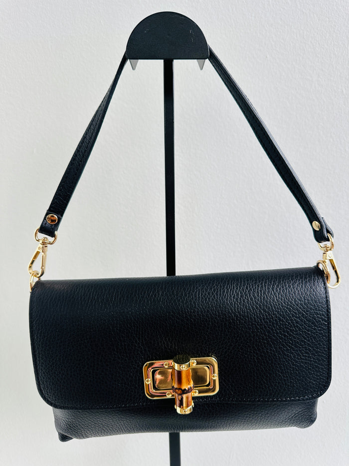 Borsa 100% pelle fiorentina con manico removibile in pelle e tracolla in catena dorata sottile removibile. Tasca interna e chiusura con gancio in corno. 