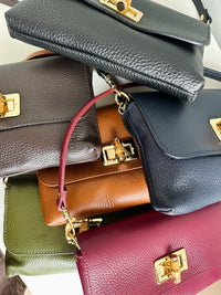 Borsa 100% pelle fiorentina con manico removibile in pelle e tracolla in catena dorata sottile removibile. Tasca unica e chiusura con gancio in corno. 