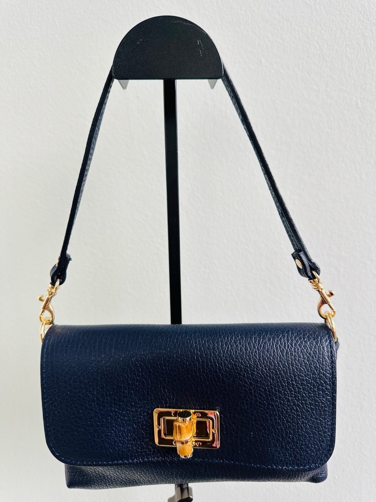 Borsa 100% pelle fiorentina con manico removibile in pelle e tracolla in catena dorata sottile removibile. Tasca unica e chiusura con gancio in corno. 