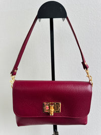 Borsa 100% pelle fiorentina con manico removibile in pelle e tracolla in catena dorata sottile removibile. Tasca unica e chiusura con gancio in corno.