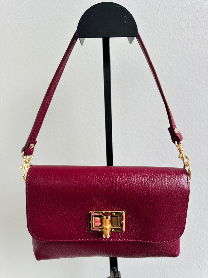 Borsa 100% pelle fiorentina con manico removibile in pelle e tracolla in catena dorata sottile removibile. Tasca unica e chiusura con gancio in corno.