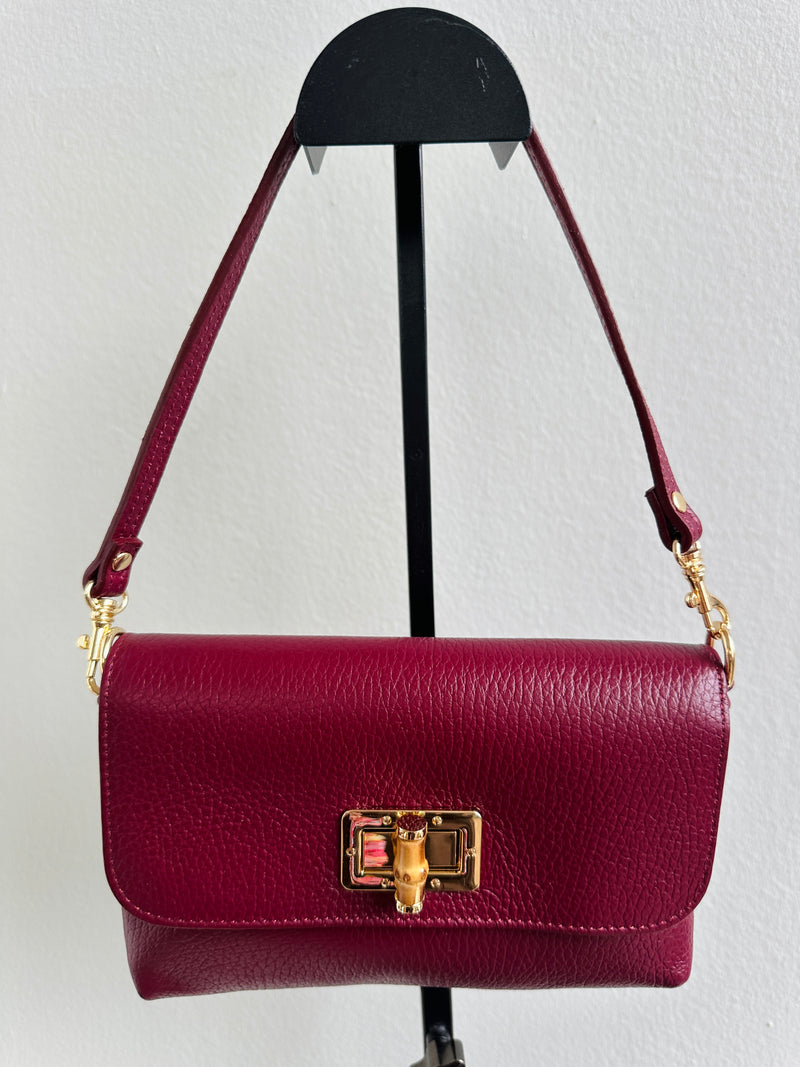 Borsa 100% pelle fiorentina con manico removibile in pelle e tracolla in catena dorata sottile removibile. Tasca unica e chiusura con gancio in corno.