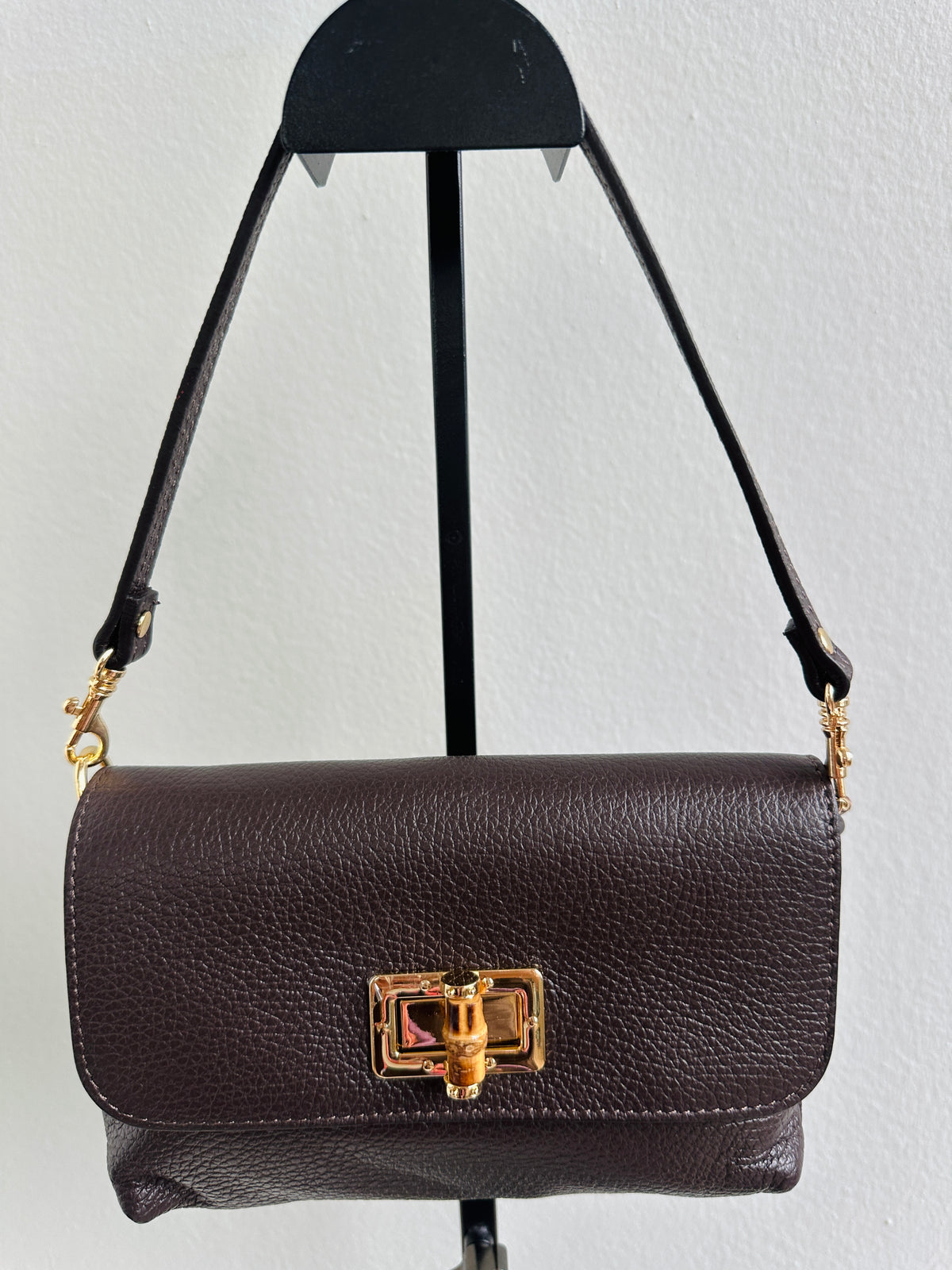 Borsa 100% pelle fiorentina con manico removibile in pelle e tracolla in catena dorata sottile removibile. Tasca unica e chiusura con gancio in corno.  