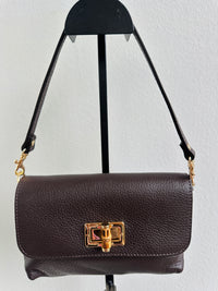 Borsa 100% pelle fiorentina con manico removibile in pelle e tracolla in catena dorata sottile removibile. Tasca unica e chiusura con gancio in corno.  