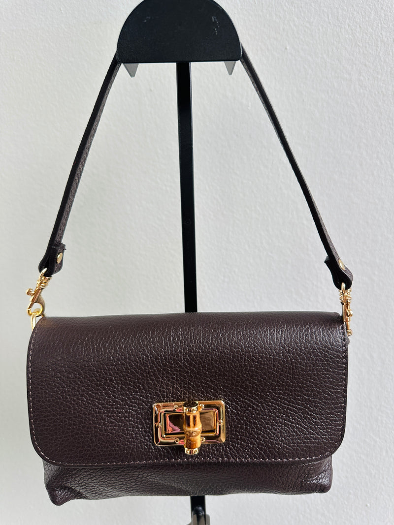 Borsa 100% pelle fiorentina con manico removibile in pelle e tracolla in catena dorata sottile removibile. Tasca unica e chiusura con gancio in corno.  