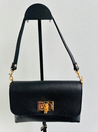 Borsa 100% pelle fiorentina con manico removibile in pelle e tracolla in catena dorata sottile removibile. Tasca unica e chiusura con gancio in corno. 