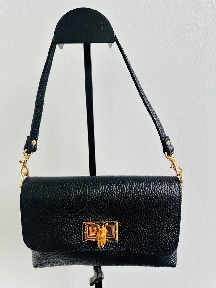 Borsa 100% pelle fiorentina con manico removibile in pelle e tracolla in catena dorata sottile removibile. Tasca unica e chiusura con gancio in corno. 