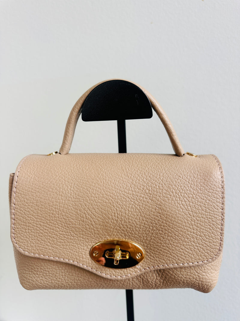 Borsa 100% pelle fiorentina. Borsa a bauletto con manico a mano, tracolla regolabile e tasca interna. Chiusura esterna con gancio dorato. MISURE : 14cm X 18cm  