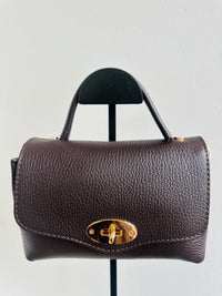 Borsa 100% pelle fiorentina. Borsa a bauletto con manico a mano, tracolla regolabile e tasca interna. Chiusura esterna con gancio dorato. MISURE : 14cm X 18cm  