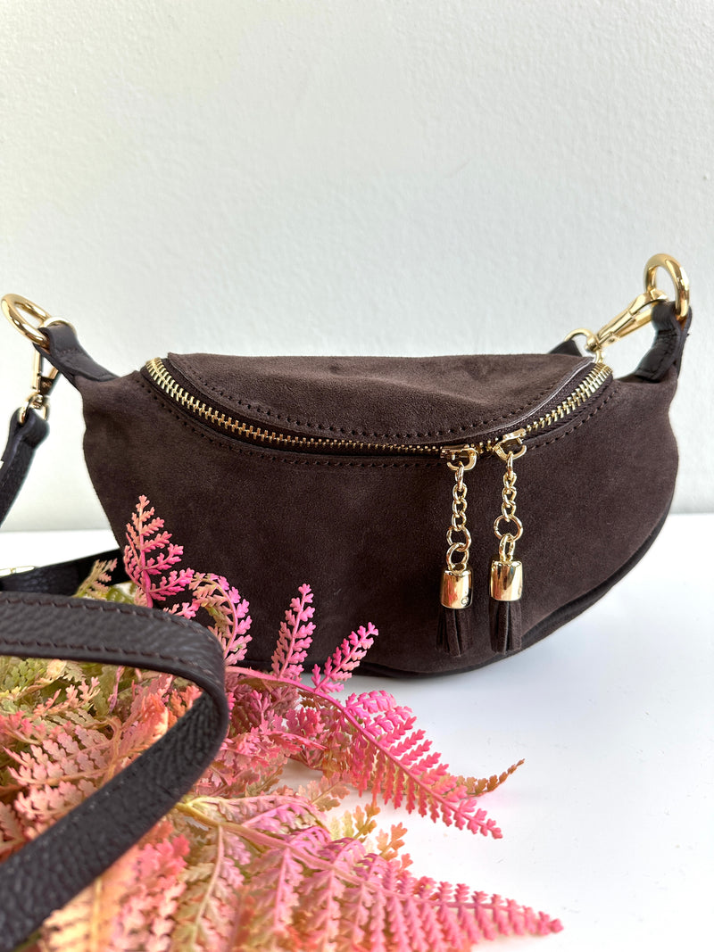 Borsa 100% pelle scamosciata a forma di mezzaluna. Chiusura con zip, tracolla regolabile e removibile. 