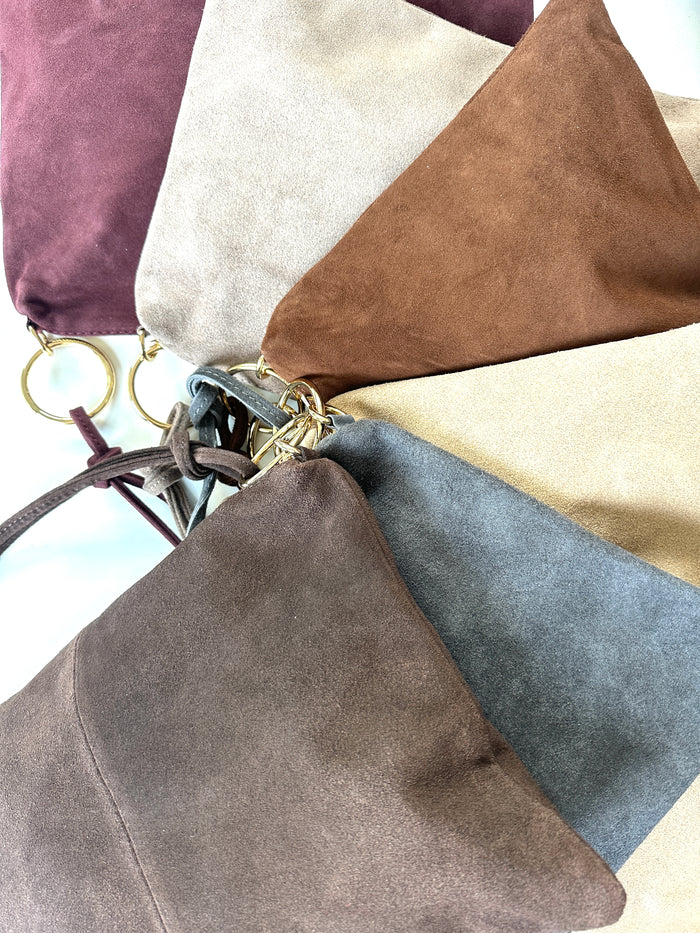 Borsa 100% pelle scamosciata, rettangolare scamosciata con manico a spalla, tracolla interna regolabile e tasca interna. MISURE : 25 cm X 36,5 cm 