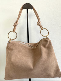 Borsa 100% pelle scamosciata, rettangolare scamosciata con manico a spalla, tracolla interna regolabile e tasca interna. MISURE: 25 cm X 36,5 cm 