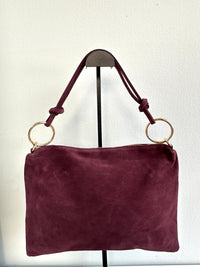 Borsa 100% pelle scamosciata, rettangolare scamosciata con manico a spalla, tracolla interna regolabile e tasca interna. MISURE: 25 cm X 36,5 cm 