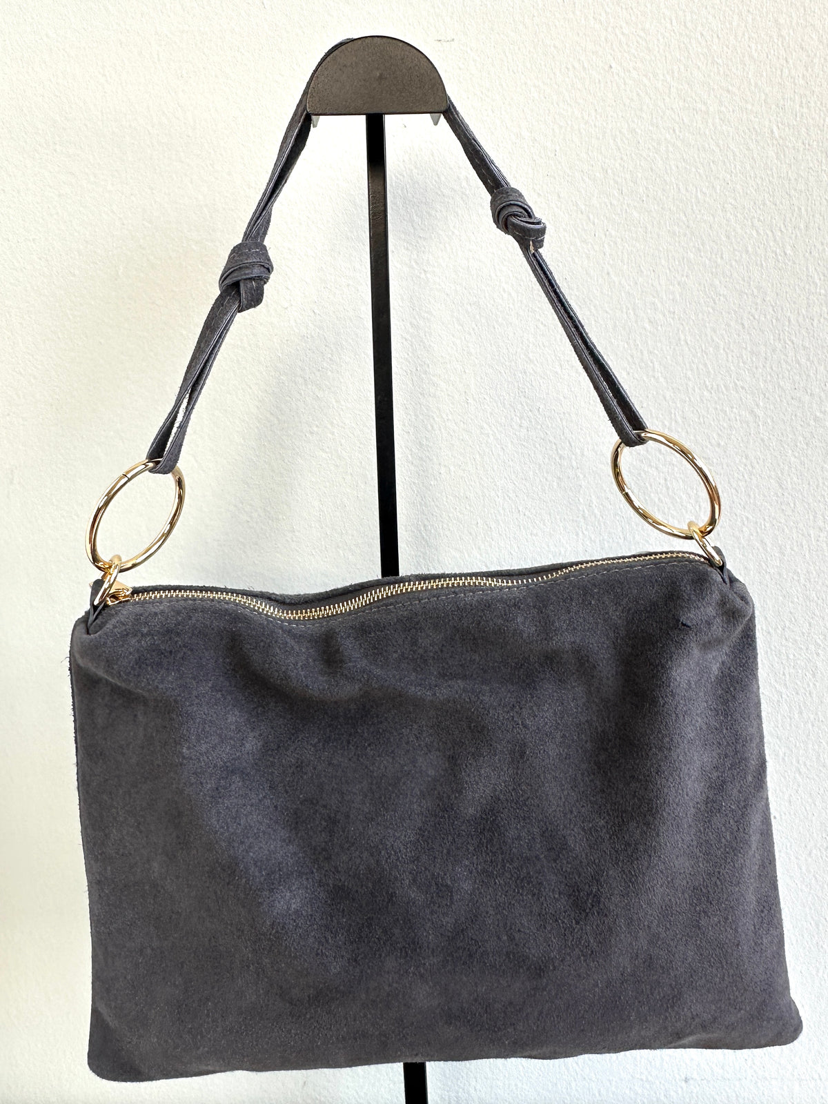 Borsa 100% pelle scamosciata, rettangolare scamosciata con manico a spalla, tracolla interna regolabile e tasca interna. MISURE: 25 cm X 36,5 cm  
