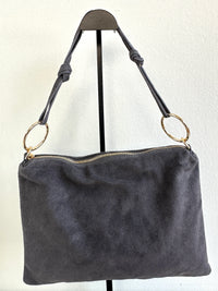 Borsa 100% pelle scamosciata, rettangolare scamosciata con manico a spalla, tracolla interna regolabile e tasca interna. MISURE: 25 cm X 36,5 cm  