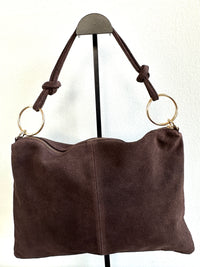 Borsa 100% pelle scamosciata, rettangolare scamosciata con manico a spalla, tracolla interna regolabile e tasca interna. MISURE: 25 cm X 36,5 cm 