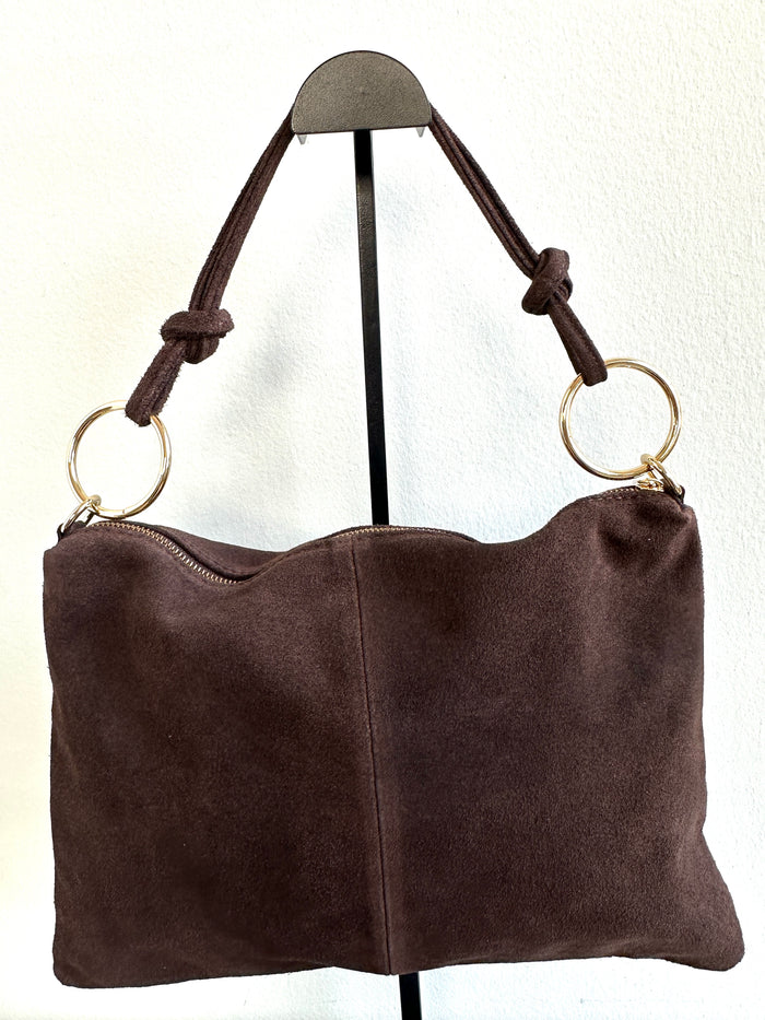 Borsa 100% pelle scamosciata, rettangolare scamosciata con manico a spalla, tracolla interna regolabile e tasca interna. MISURE: 25 cm X 36,5 cm 
