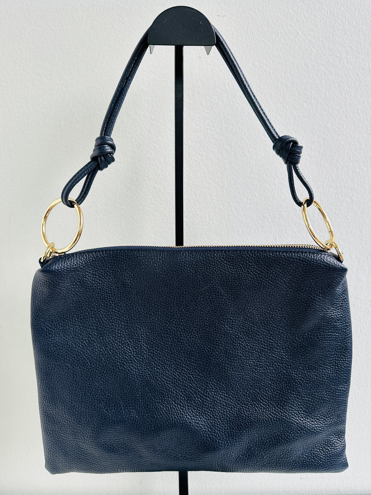 Borsa 100% pelle fiorentina. Borsa rettangolare con manico a spalla, tracolla interna regolabile e tasca interna. Accessori artigianali MISURE: 25 cm X 36,5 cm 