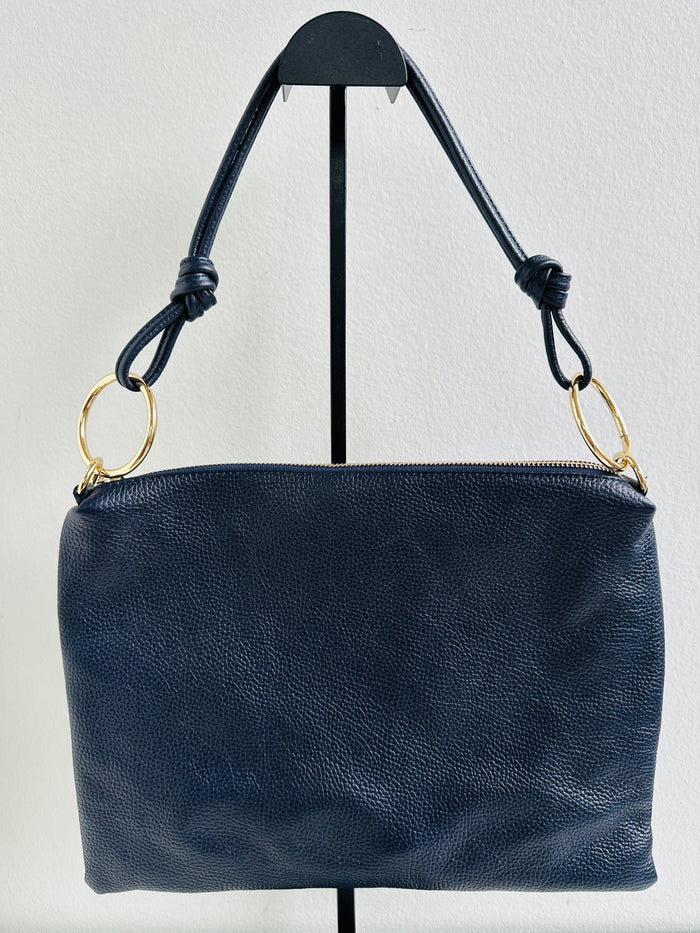 Borsa 100% pelle fiorentina. Borsa rettangolare con manico a spalla, tracolla interna regolabile e tasca interna. Accessori artigianali MISURE: 25 cm X 36,5 cm 