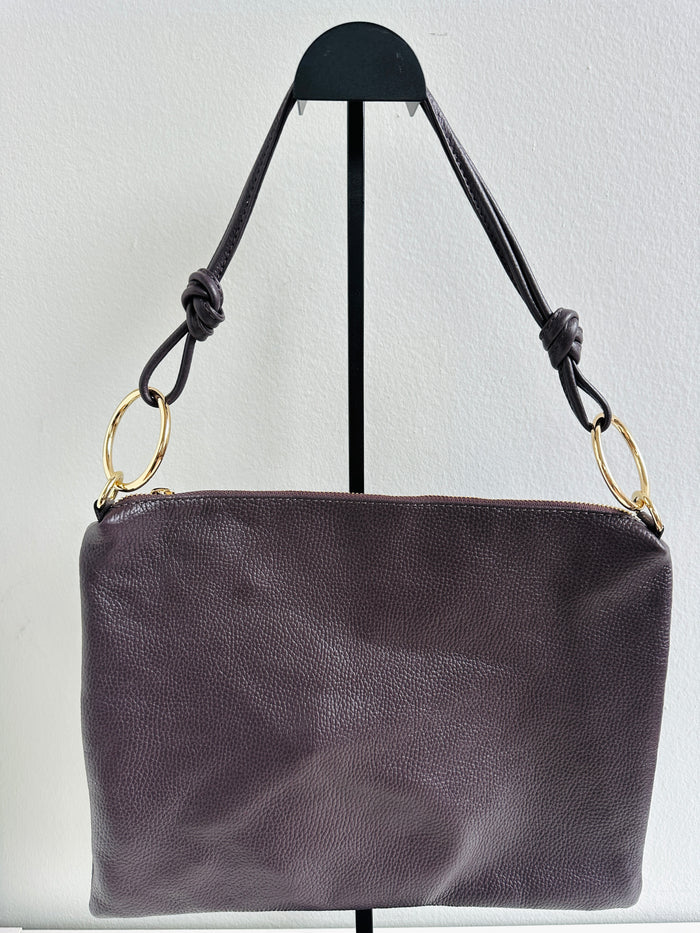 Borsa 100% pelle fiorentina. Borsa rettangolare con manico a spalla, tracolla interna regolabile e tasca interna. Accessori artigianali MISURE: 25 cm X 36,5 cm  