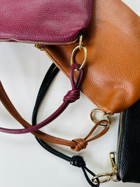 Borsa 100% pelle fiorentina. Borsa rettangolare con manico a spalla, tracolla interna regolabile e tasca interna. Accessori Artigianali. MISURE: 16 cm X 25,5 cm 