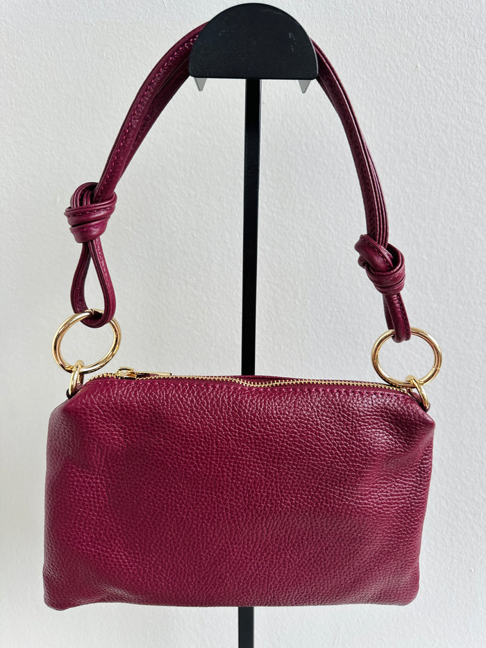 Borsa 100% pelle fiorentina. Borsa rettangolare con manico a spalla, tracolla interna regolabile e tasca interna. Accessori Artigianali. MISURE: 16 cm X 25,5 cm 