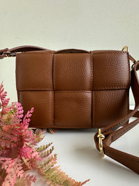 Borsa 100% pelle fiorentina. Borsa rettangolare con manico a tracolla regolabile. Tasca interna con zip. MISURE: 20cm X 14cm 