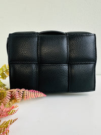 Borsa 100% pelle fiorentina. Borsa rettangolare con manico a tracolla regolabile. Tasca interna con zip. MISURE: 20cm X 14cm 