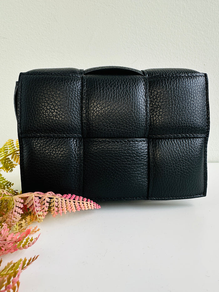 Borsa 100% pelle fiorentina. Borsa rettangolare con manico a tracolla regolabile. Tasca interna con zip. MISURE: 20cm X 14cm 
