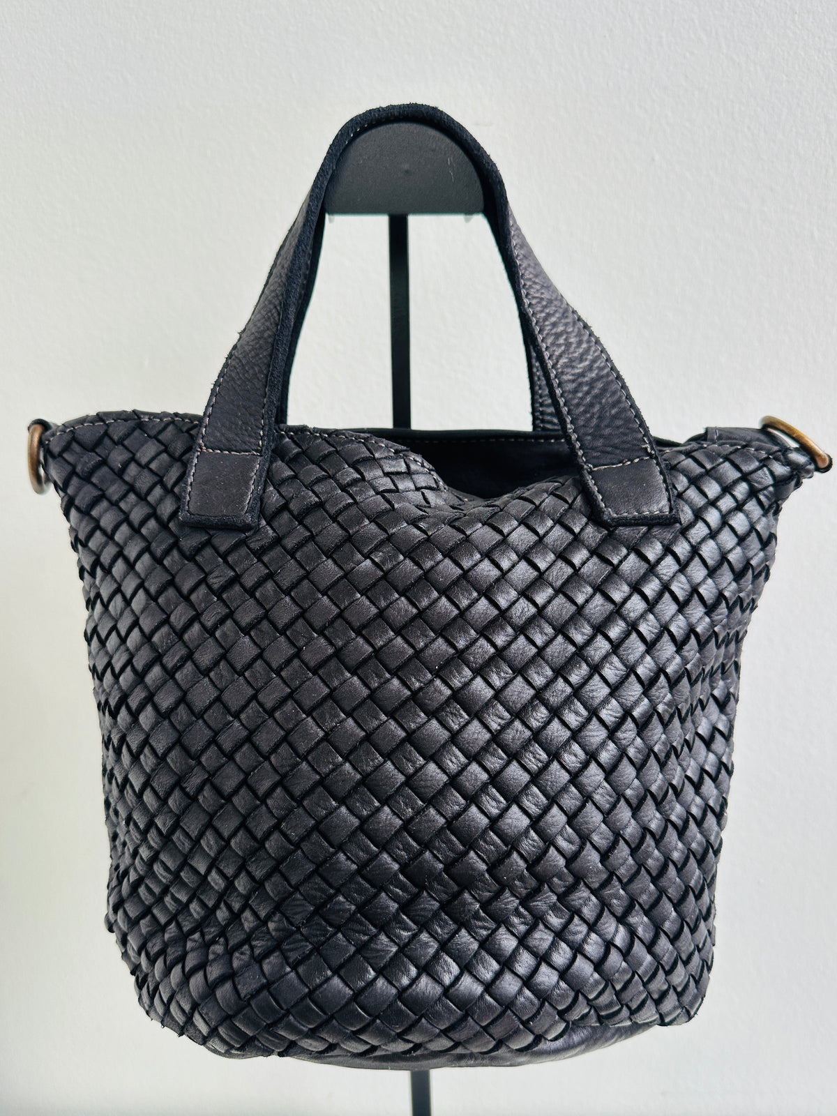 Borsa in pelle Made in Italy intrecciata sul davanti. Dotata di tracolla regolabile e doppia taschina interna. Chiusura con cerniera.