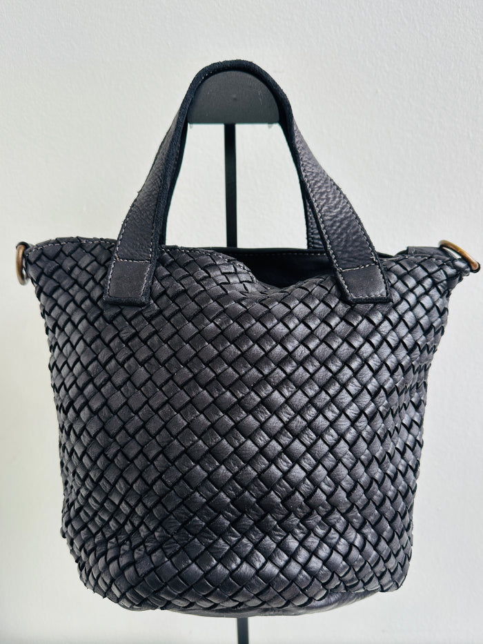 Borsa in pelle Made in Italy intrecciata sul davanti. Dotata di tracolla regolabile e doppia taschina interna. Chiusura con cerniera.