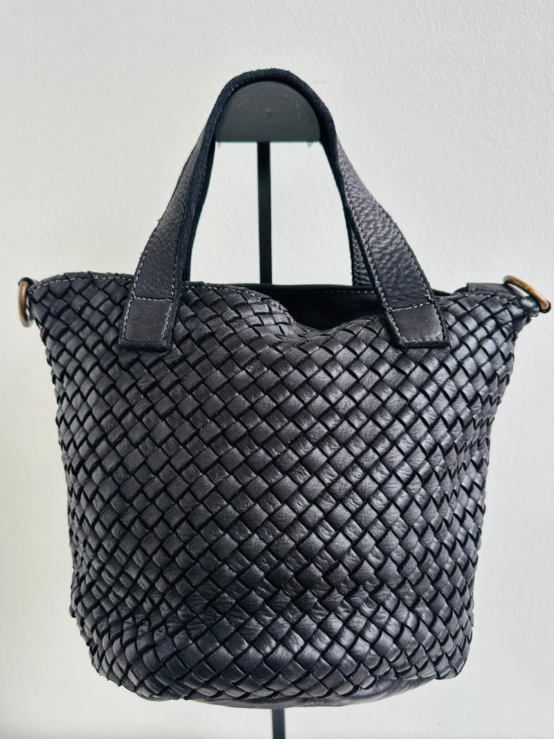 Borsa in pelle Made in Italy intrecciata sul davanti. Dotata di tracolla regolabile e doppia taschina interna. Chiusura con cerniera.
