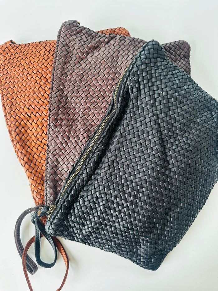 Borsa 100% pelle fiorentina. Borsa in pelle intrecciata con manico a mano e tracolla interna regolabile removibile Chiusura con cerniera e tasca interna. 