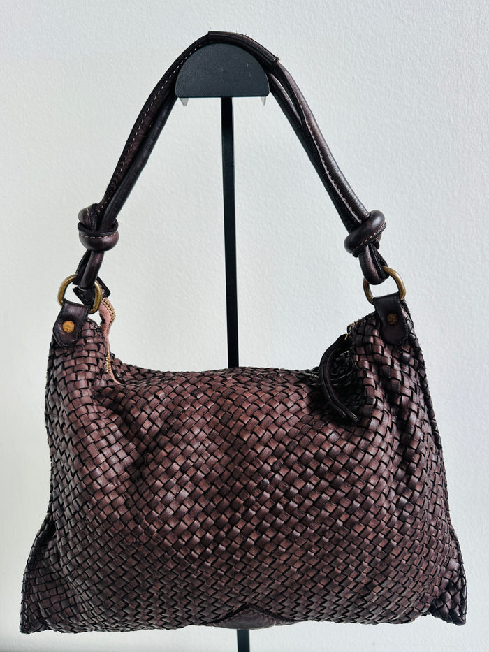 Borsa 100% pelle fiorentina intrecciata con manico a spalla. Tracolla regolabile e removibile. Tasca interna con zip. 