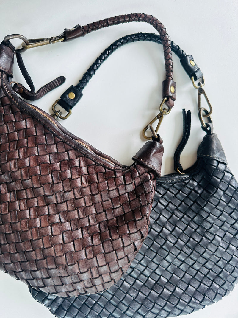 Borsa 100% pelle intrecciata. Borsa a forma di mezza luna con manico intrecciato a spalla removibile, tracolla regolabile e removibile e tasca interna  