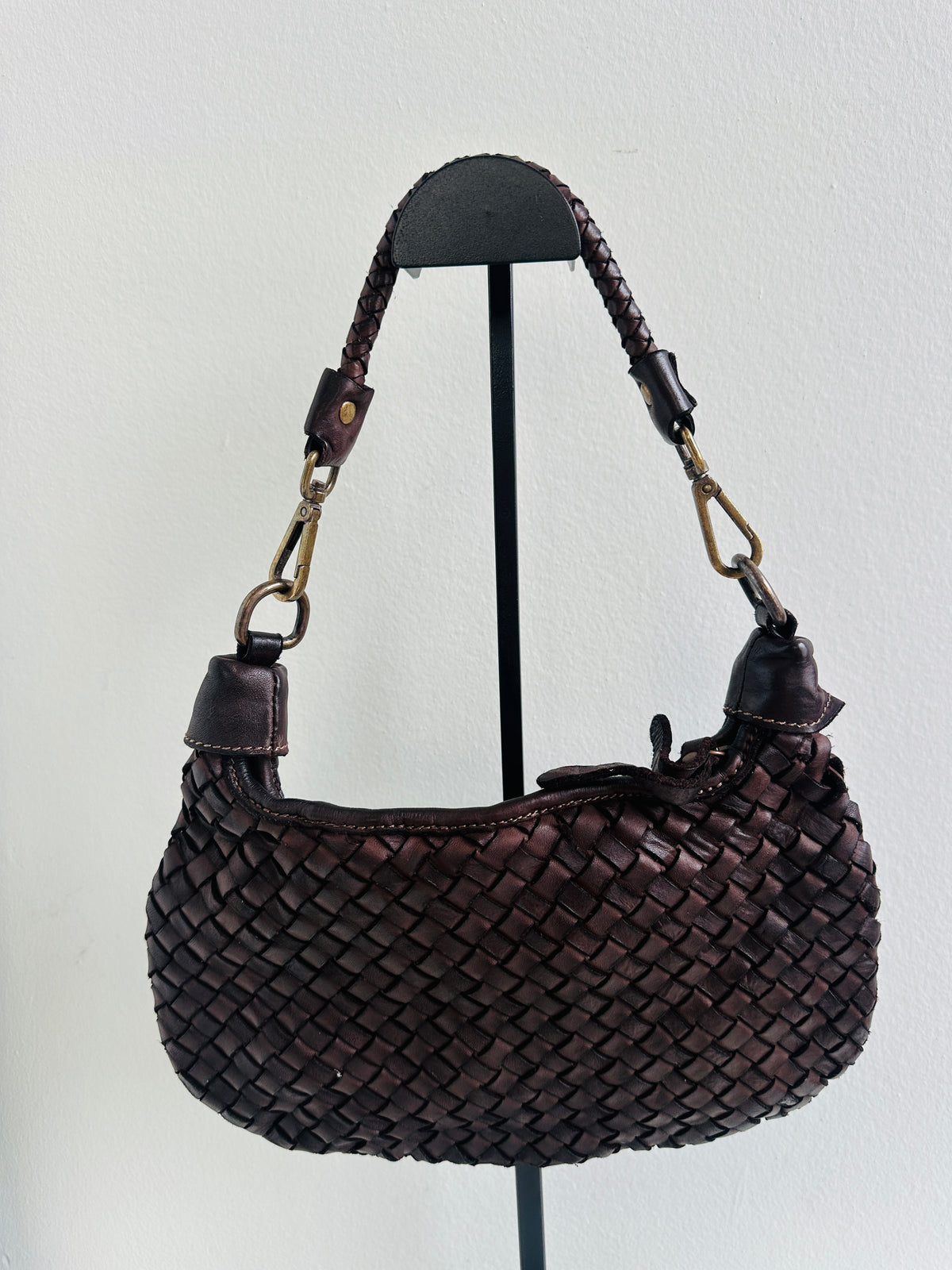 Borsa 100% pelle intrecciata. Borsa a forma di mezza luna con manico intrecciato a spalla removibile, tracolla regolabile e removibile e tasca interna 