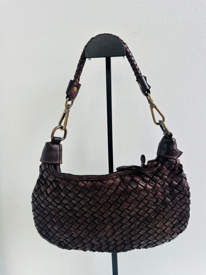 Borsa 100% pelle intrecciata. Borsa a forma di mezza luna con manico intrecciato a spalla removibile, tracolla regolabile e removibile e tasca interna 