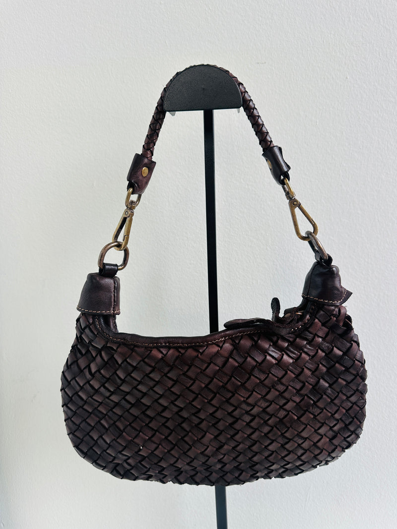 Borsa 100% pelle intrecciata. Borsa a forma di mezza luna con manico intrecciato a spalla removibile, tracolla regolabile e removibile e tasca interna 