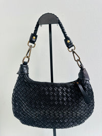 Borsa 100% pelle intrecciata. Borsa a forma di mezza luna con manico intrecciato a spalla removibile, tracolla regolabile e removibile e tasca interna 