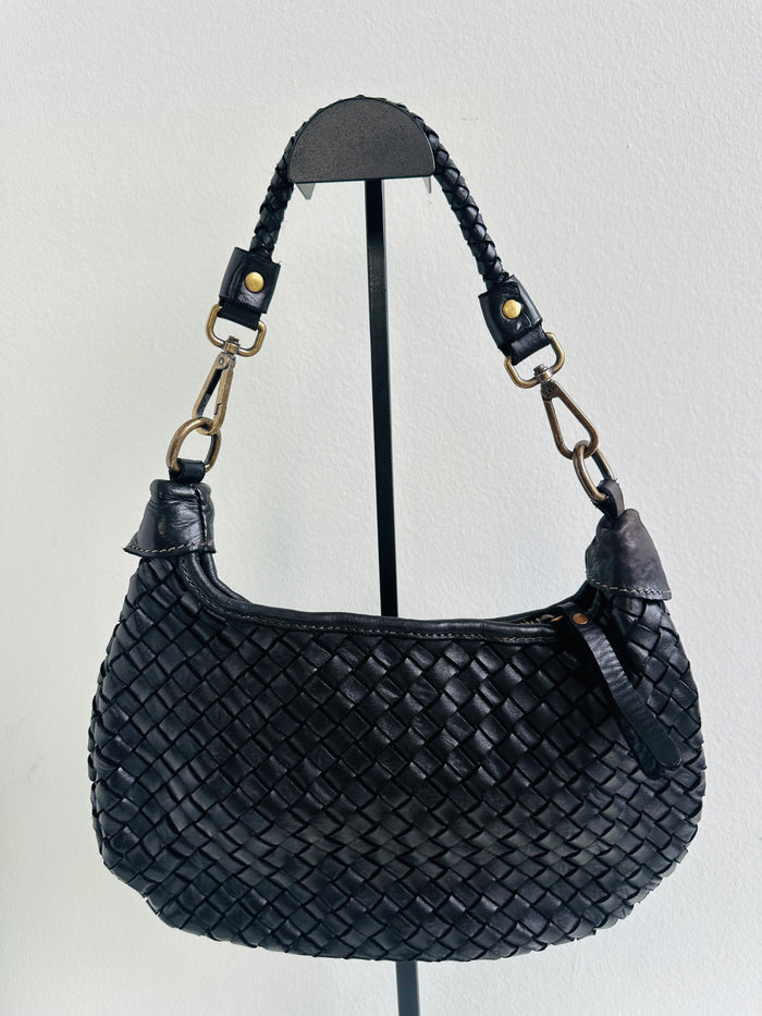 Borsa 100% pelle intrecciata. Borsa a forma di mezza luna con manico intrecciato a spalla removibile, tracolla regolabile e removibile e tasca interna 