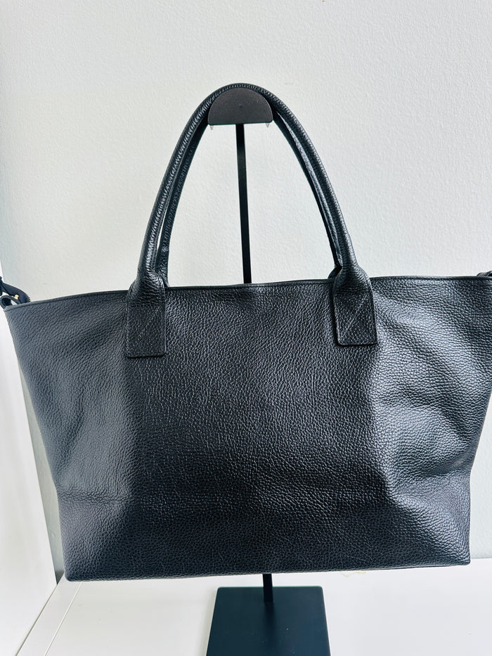 Borsa nera, 100% pelle fiorentina con manici a spalla e zip. 2 tasche interne: una con zip e una senza.  