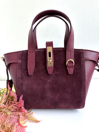 Borsa 100% pelle, rigida con manici a mano, chiusura zip con gancio sicurezza dorato sul davanti, tracolla regolabile e tasca interna.  