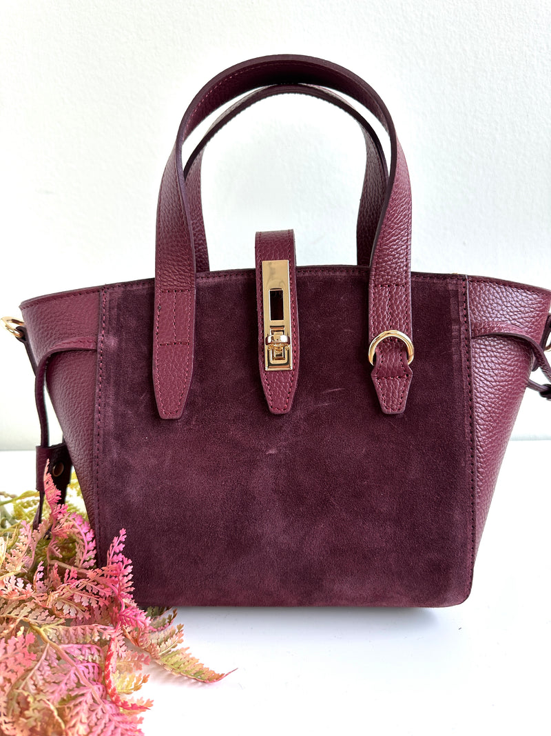 Borsa 100% pelle, rigida con manici a mano, chiusura zip con gancio sicurezza dorato sul davanti, tracolla regolabile e tasca interna.  