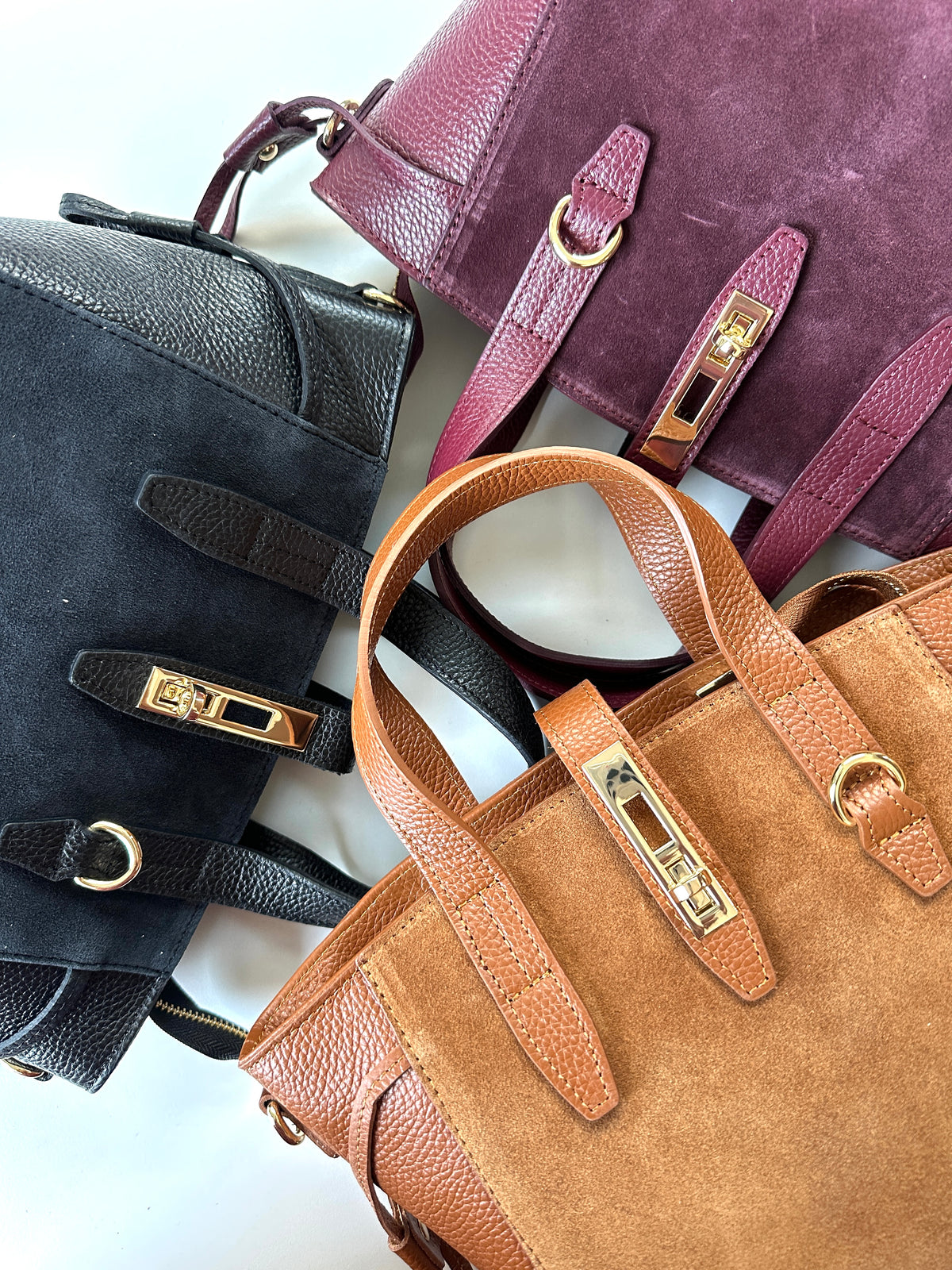 Borsa 100% pelle, rigida con manici a mano, chiusura zip con gancio sicurezza dorato sul davanti, tracolla regolabile e tasca interna. 