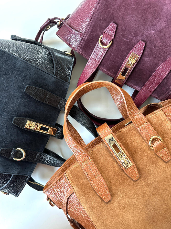 Borsa 100% pelle, rigida con manici a mano, chiusura zip con gancio sicurezza dorato sul davanti, tracolla regolabile e tasca interna. 
